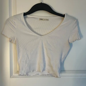 Cropad tröja från Pull & Bear - Säljer en cropad tröja från Pull & Bear i storlek S, använd ett fåtal gånger