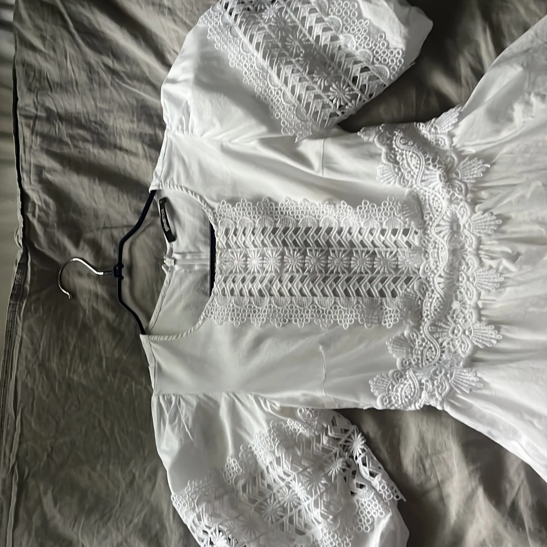 Vit spetsklänning från Gina Tricot - 2