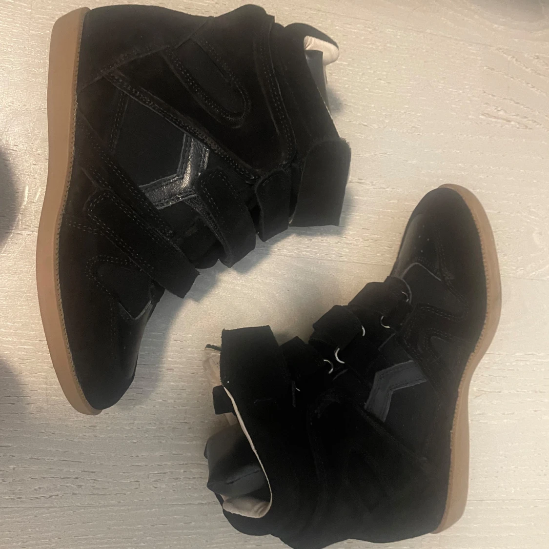 Svarta sneakers med kardborre och mockadetaljer - 3