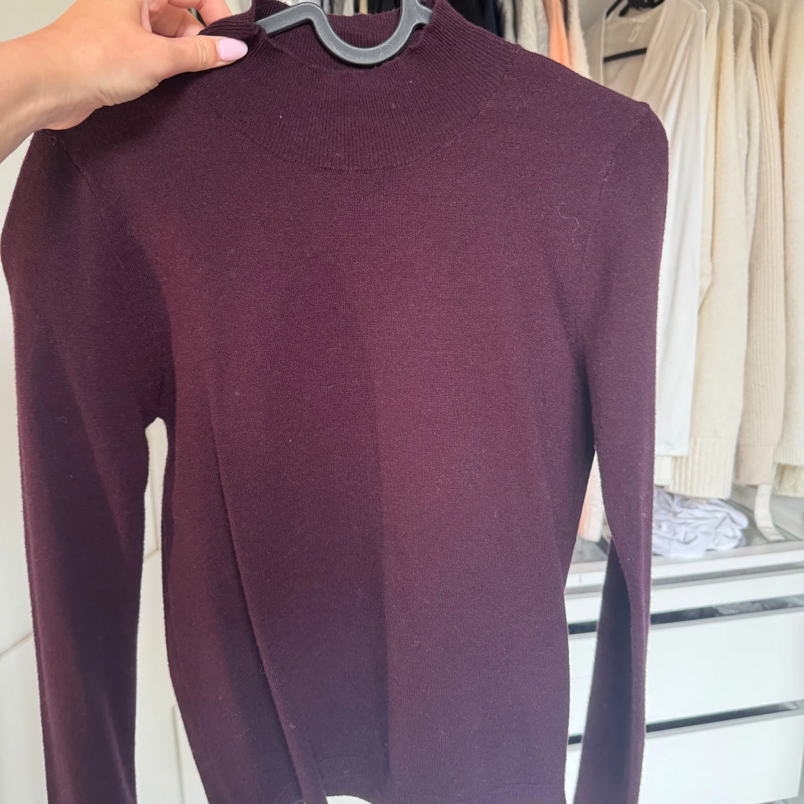 Vinröd polotröja från Gina Tricot XS