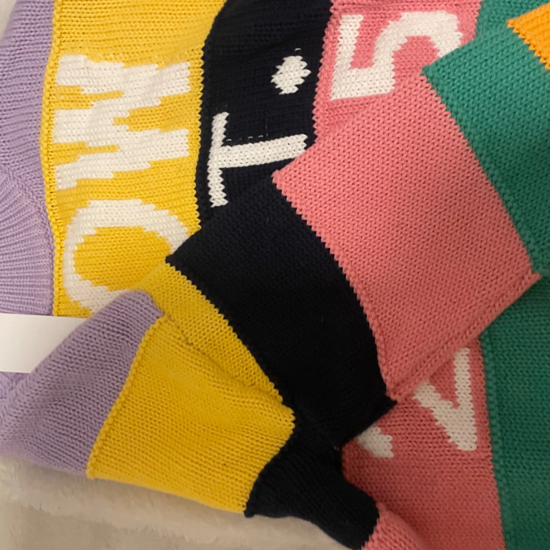 Färgglad randig stickad tröja WOW