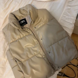 Beige dunväst från Zara - Snygg beige dunväst från Zara i storlek 38! 