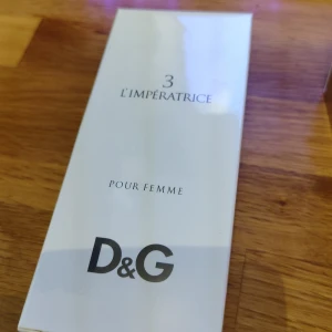 D&G 3 L'Impératrice Pour Femme parfym - D&G 3 L'Impératrice Pour Femme är en elegant parfym för kvinnor. Förpackningen är stilren och vit med svart text och logga. Parfymen kommer i en rektangulär kartong av papper och är inslagen i plast. Perfekt för dig som gillar lyxiga dofter. Kan få billigare ifall du hämtar i Solna🤝 ingen aning om storlek står ej.. kan öppna den ifall ni vill.