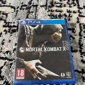 Mortal Kombat X - Mortal Kombat X till PS4 är ett actionfyllt fightingspel med ikoniska karaktärer och brutal grafik. Perfekt för dig som gillar intensiva matcher och vill utmana vänner eller tävla online. Rekommenderas för dig som är 18+ och söker spänning och adrenalin.