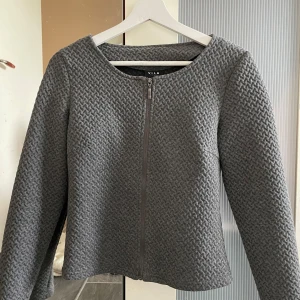 Grå cardigan jacka från Vila XS - Säljer min gråa kofta från vila då den inte kommer till användning! Använd ca 2 gånger och är i väldigt bra skick