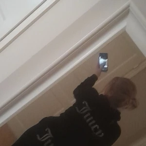 Juicy Couture svart velour set - Har små imperfektioner så som litet hål i inre fickan på byxorna, bort tappade metallbitar på änden av snören 