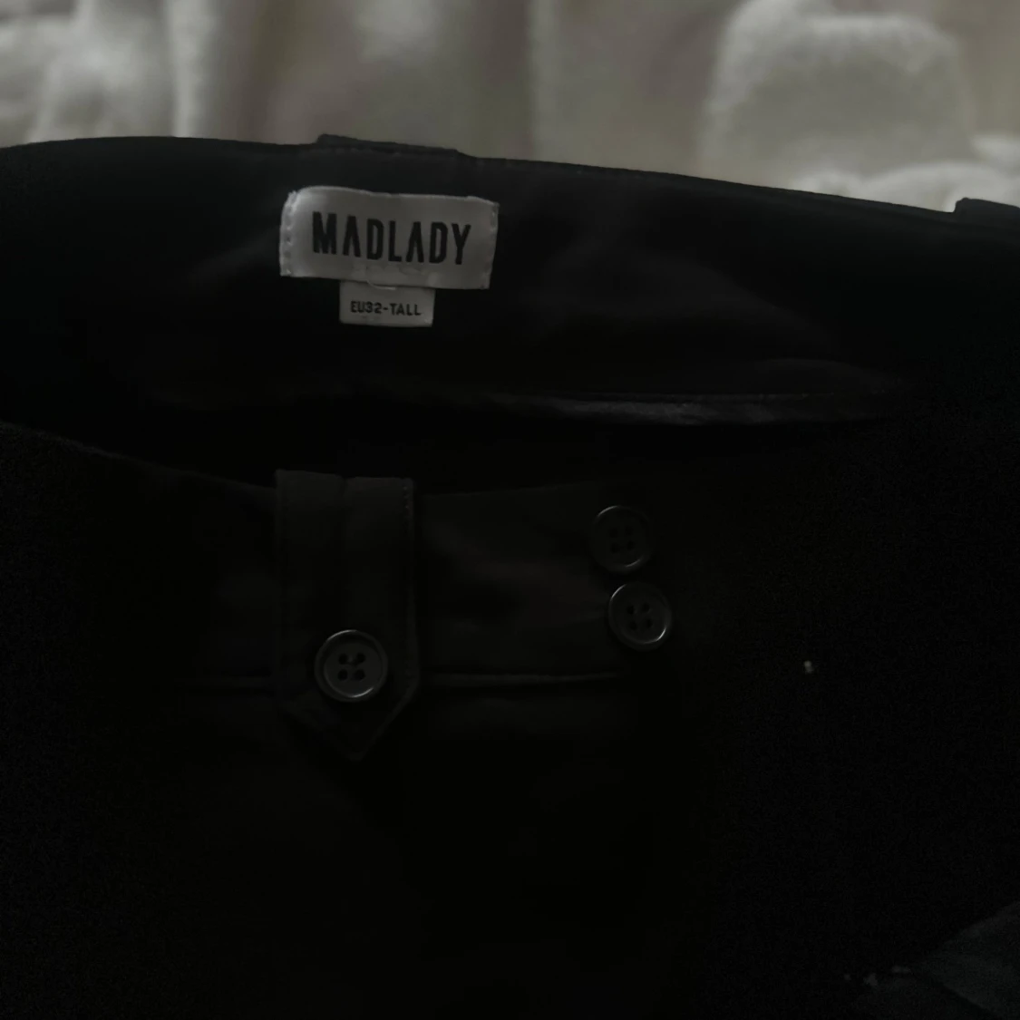 Svarta kostymbyxor från Madlady - 2