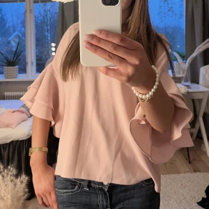  Ljusrosa Zara blus med volangärmar somrig  - Supersöt ljusrosa blus med volangärmar från Zara perfekt för sommaren💞💞Använd två gånger så är som ny. Är i small men passar även XS 