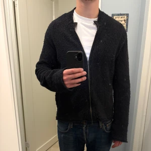 Svart tröja från HOPE - Säljer en svart tröja från HOPE med grov, stickad känsla och dragkedja framtill. Helt ny med prislapp kvar 