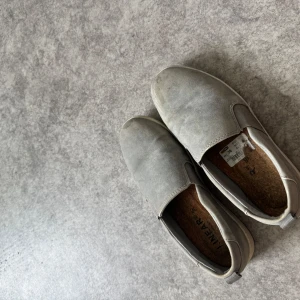 Grå slip-on skor från dinsko  - Gråa slip-on skor från dinsko med ovandel i mocka och elastiska paneler på sidorna för enkel påtagning 🌸