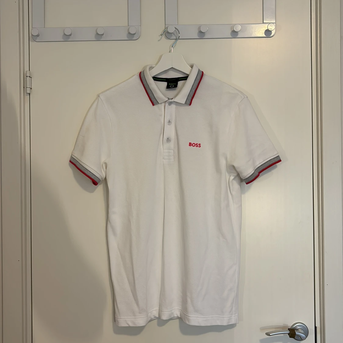 Vit BOSS pikétröja med röd logga