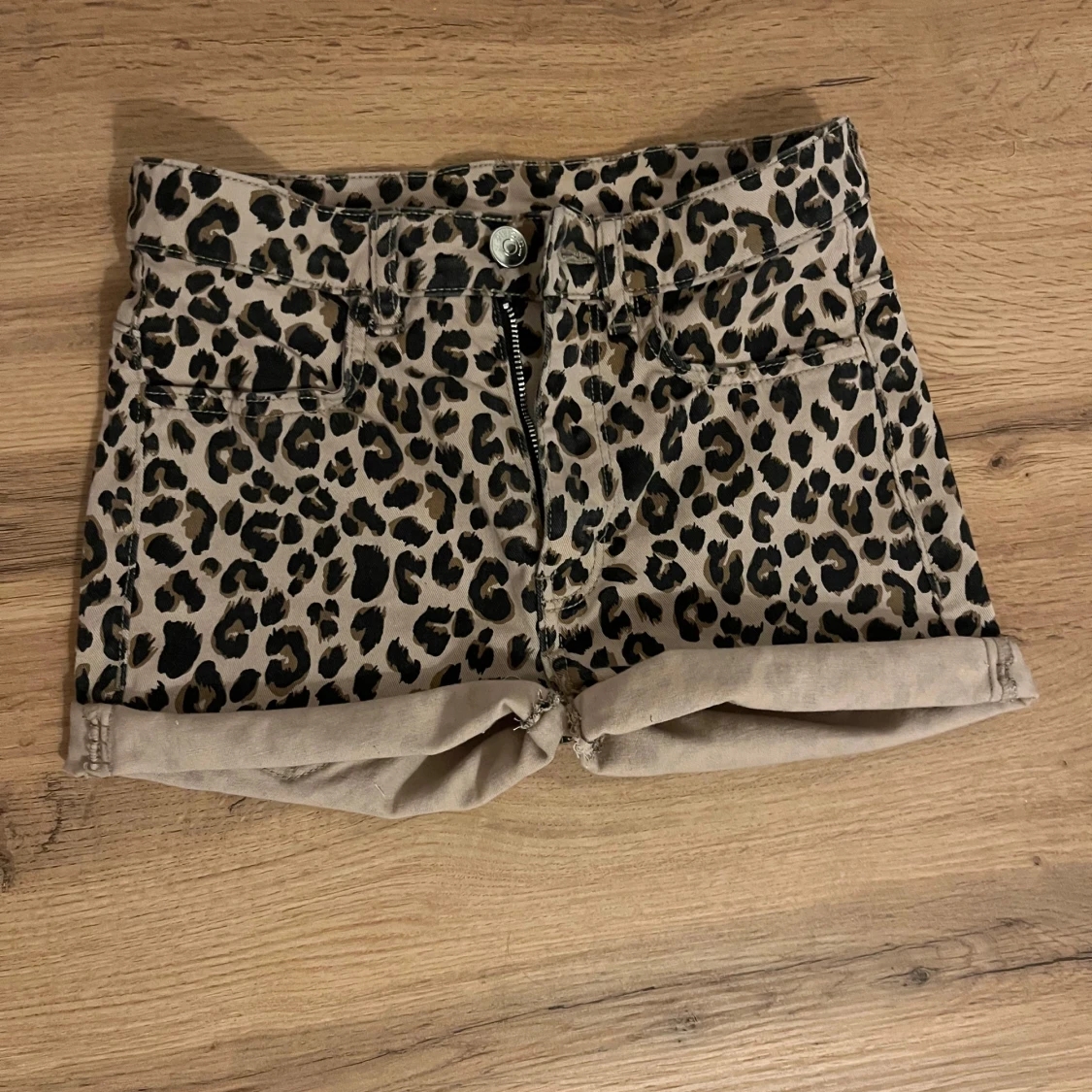 Leopardmönstrade shorts lågmidja