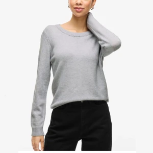 Ljusgrå stickad tröja från Vila - Enkel stickad tröja från Vila, säljer då den inte kommer till användning längre tyvärr. Nypris 330 kr!💗