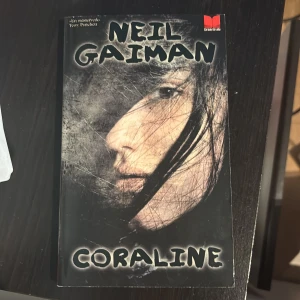 Coraline  - Coraline är en spännande och fantasifull rysare där verklighet och mardröm blandas. Följ Coraline när hon upptäcker en parallell värld med mystiska och otäcka inslag. Perfekt för dig som gillar skräck, fantasy och äventyr med en mörk twist. Boken är ca 157 sidor och är i pocket.