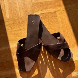 Mörkbruna sandaler  - Mörkbuna sandaler från H&M. Endast testade och därav mycket mer bra skick! Storlek 40 men skulle troligtvis passa 39 också🤗