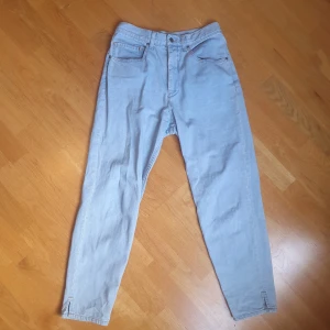 Jeans från Joop! - Ljusblå high waist jeans från Joop! med broderad detalj på bakfickan, rak passform med något avsmalnande ben och vintage patch i midjan. Även diskreta slits. Passar jättebra för oss med lite större rumpa (!!) vilket kan vara så svårt att hitta... 🥴. För referens är jag 165 cm lång. Står storlek 42 men de passar mig som brukar ha storlek 38.