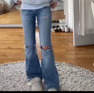 Lågmidjade bigstar jeans - Säljer dessa assnygga lågmidjade bootcut jeansen från Big Star. Dem är superbra skick men jag har klippt av dem där nere. Midjemåttet är ca 76cm och jag är 162cm som referens👍 storleken är w26/30 !! Kolla gärna igenom mina andra artiklar vill bli av med så mycket som möjligt!!