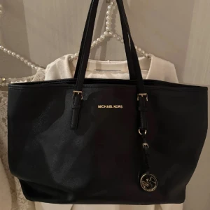 Svart shoppingväska Michael Kors - Svart shoppingväska från Michael Kors, perfekt storlek för att få plats med allt du behöver till vardagen.
