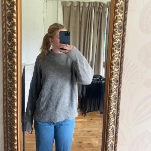Grå stickad tröja - Grå stickad tröja från BikBok. Använd men ändå i fint skick. Säljer då den inte kommer till användning längre. Hör av dig om du har några frågor, pris går att diskutera🫶