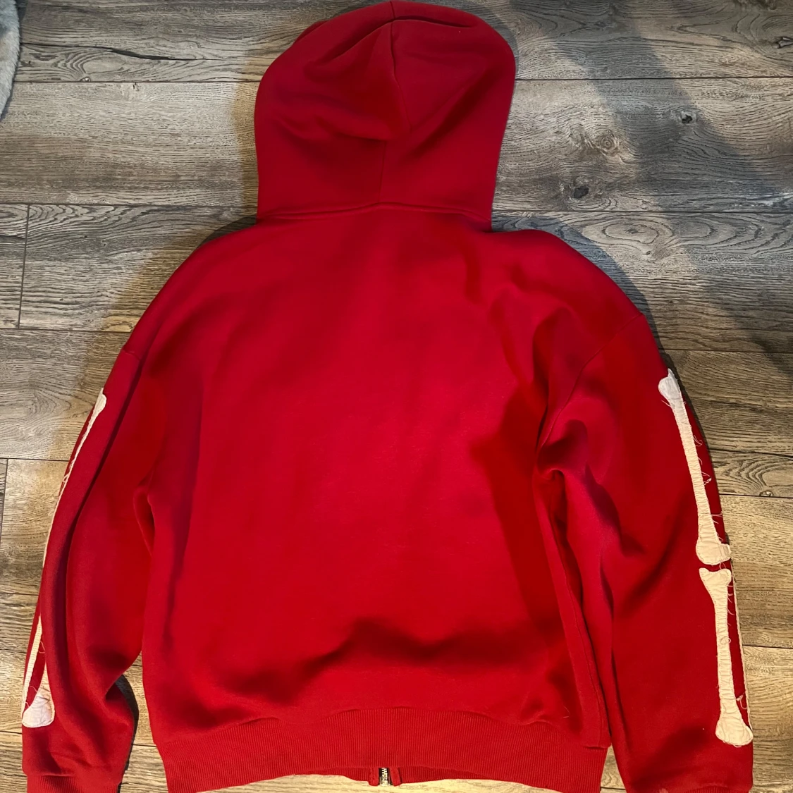 Röd hoodie med skelettmönster - 1