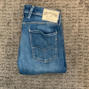 Replay Anbass jeans - Säljer nu ett par riktigt feta Replay Ambass jeans i storlek W32 och färg marinblå/blå. Jeansen är vanliga i passformen. Jeansen har en liten defekt vid skrevet (sista bilden) men inget som märks eller syns vid användning. Priset är fast men för bara 349kr. Om du har några funderingar så är det bara att fråga på! ❇️