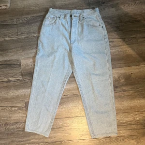 Lee Jeans - Köpte dessa, men passade inte alls mig. Köpte de på secondhand, men är i bra skick. Midjan är 31, och längden från ner till upp är 87,5 cm, alltså längden av benen. Pris kan diskuteras.