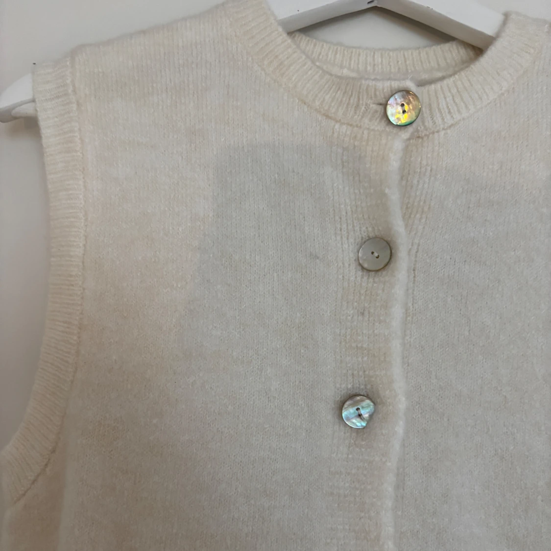 Beige stickad väst från Gina Tricot - 1