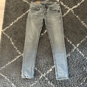 Dondup Jeans - Model: Dondup George, Nypris: 3500kr, skick: 10/10, mitt pris: 900, köp dessa och ett par Replay jeans i storlek 31  för endast 1249kr och få en polo piké grattis på köpet, lägg ett bud eller köp direkt, MVH//Colito123