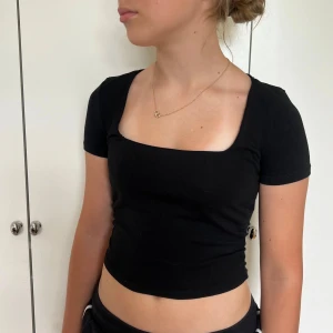 Svart topp från zara - Svart topp från zara i superbekvämt och bra material💕