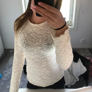 Vit spetsblus med bladmönster - Super fin tröja jag endast använt en gång, pytte lite genomskinlig 