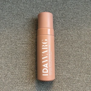 Ida Warg Cocoa Self-Tanning Mousse - Brun utan sol-mousse från Ida Warg på 150 ml. Moussen är vegansk och har en doft av kokos och vanilj. Perfekt för att få en solkysst look året runt. Enkel att applicera med pumpmunstycke för jämnt resultat. Ny och oanvänd❤️ ord pris 249kr