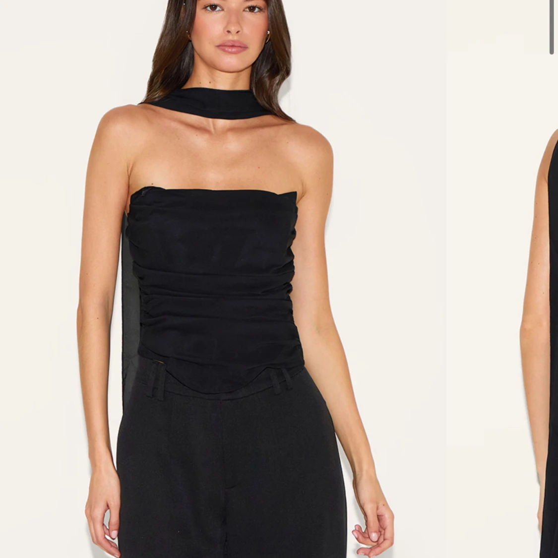 Svart tubtopp med scarf-detalj