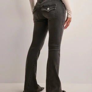 Mörkgrå jeans från true religion - Snygga mörkgrå jeans från true religion💕 använda ett fåtal gånger, nypris 1 299kr. Säljer pågrund av att dom ej kommer till användning💕