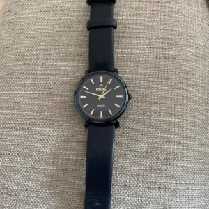 Blå klocka från Excel med gulddetaljer - Stilren blå klocka från Excel med rund urtavla och guldfärgade visare som lyser grönt i mörket och index. Klockan har blå armband och quartz-urverk. Baksidan är i rostfritt stål och modellen är EX-5126G. Perfekt för dig som gillar klassisk och enkel design. (Färgen finns inte i appen men det syns i bilderna) 