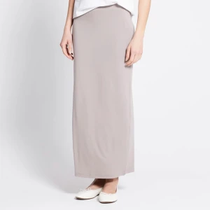 Beige långkjol i mjukt material - En stilren beige långkjol med rak passform och enkel design. Kjolen är i ett mjukt och bekvämt material som känns skönt mot huden. Perfekt för dig som gillar minimalistisk och clean stil.