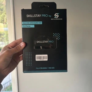 Skillstay Pro benskyddshållare svart - Skillstay Pro benskyddshållare från Skillsocks i svart silikon. Snygg och stilren design med logga framtill. Gjord för att hålla benskydden på plats under fotbollsmatchen, återanvändbar och i one size. Perfekt för dig som vill slippa tejp och ha maximal komfort. Ny pris är 180kr säljer för 139kr helt nya som sagt, priset kan diskuteras vid snabb anfört