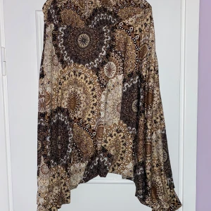 Harems byxor / hippie pants - Nyskick  endast testade , Köpta på Vinted - förra säljaren hade endast testat dom också , jag gillade ej passformen på mig  Midjemått ca 37-57cm  Mjukt och töjbart midjeband  Passar ca S-XL (onesize)