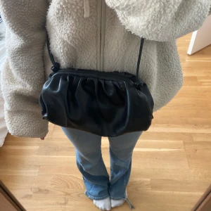 Väska - Supersnygg väska med axelband, som både går att justeras och tas bort helt och hållet, så att väskan kan vara clutch och axelremsväska! ❣️ kan gå ner i pris MYCKET vid snabb affär 
