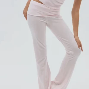 Ljusrosa bootcut mjukisbyxor Gina Tricot - Jätte gulliga och supersköna ljusrosa yogapants från Gina Tricot med bootcut-ben och låg midja.  tillverkade i mjukt bomullsmaterial. Sitter jätte fint på och ör i ny skick. Säljer pga att de blivit för korta. Nypris 250kr 