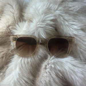 Beige solglasögon från Chimi - Snygga solglasögon från Chimi med transparent beige båge och fyrkantig form. Glasen är bruna och ger en cool vibe. Kartong och förvarings skydd medföljer!!