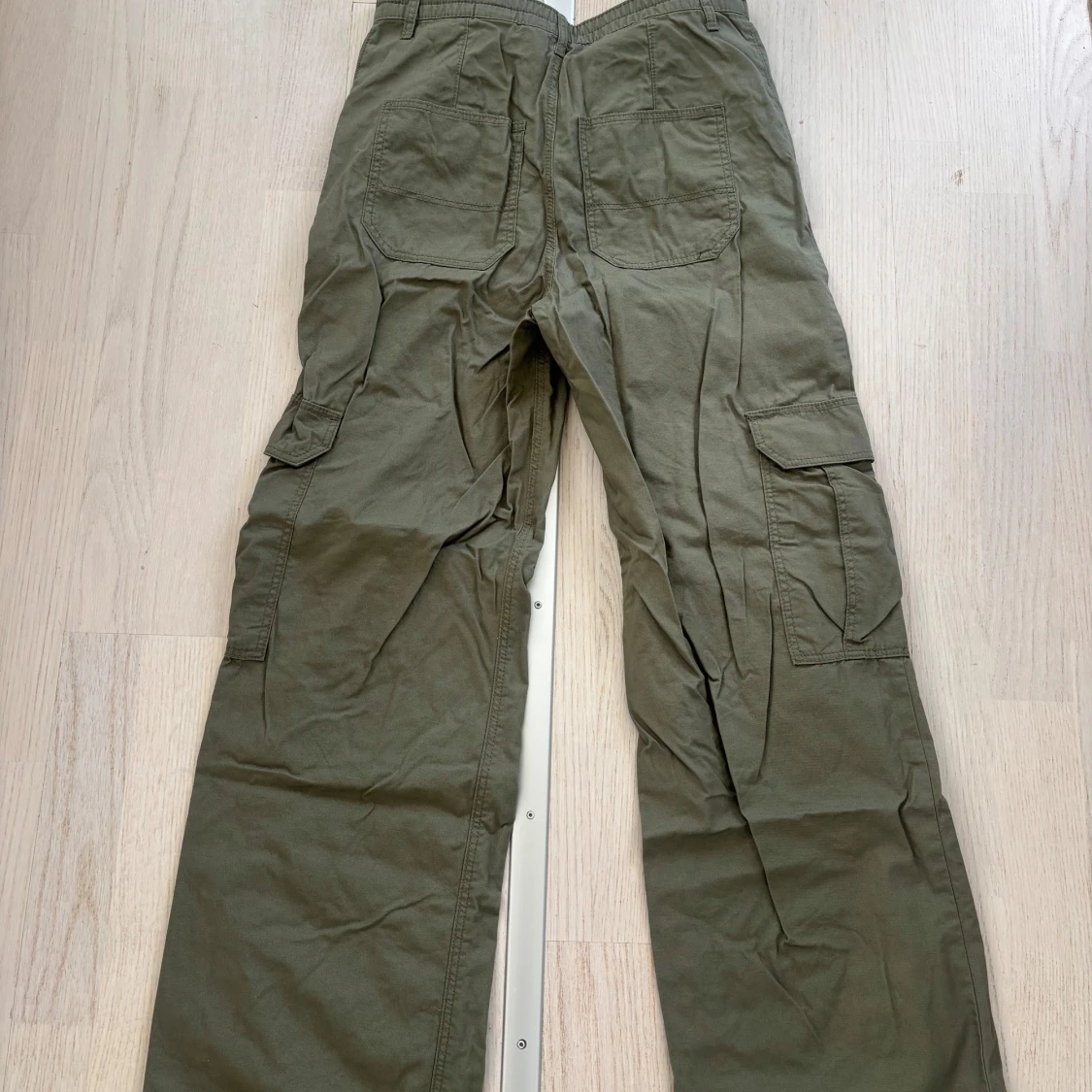 Olivgröna cargobyxor från H&M - 1