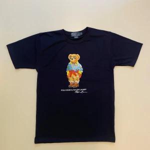 Ralph Lauren polo bear t shirt - Marinblå polo Ralph Lauren polo bear t shirt Ny utan prislapp aldrig använd //  Storlek L //  Skriv vid minsta fråga eller fundering💯🤝