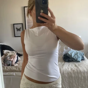 Vit ärmlös linnetopp - Säljer denna snygga topp från weekday då den ej kommer till användning😊 Supersnygg och är i nyskick! Hör av er vid frågor!💕💕