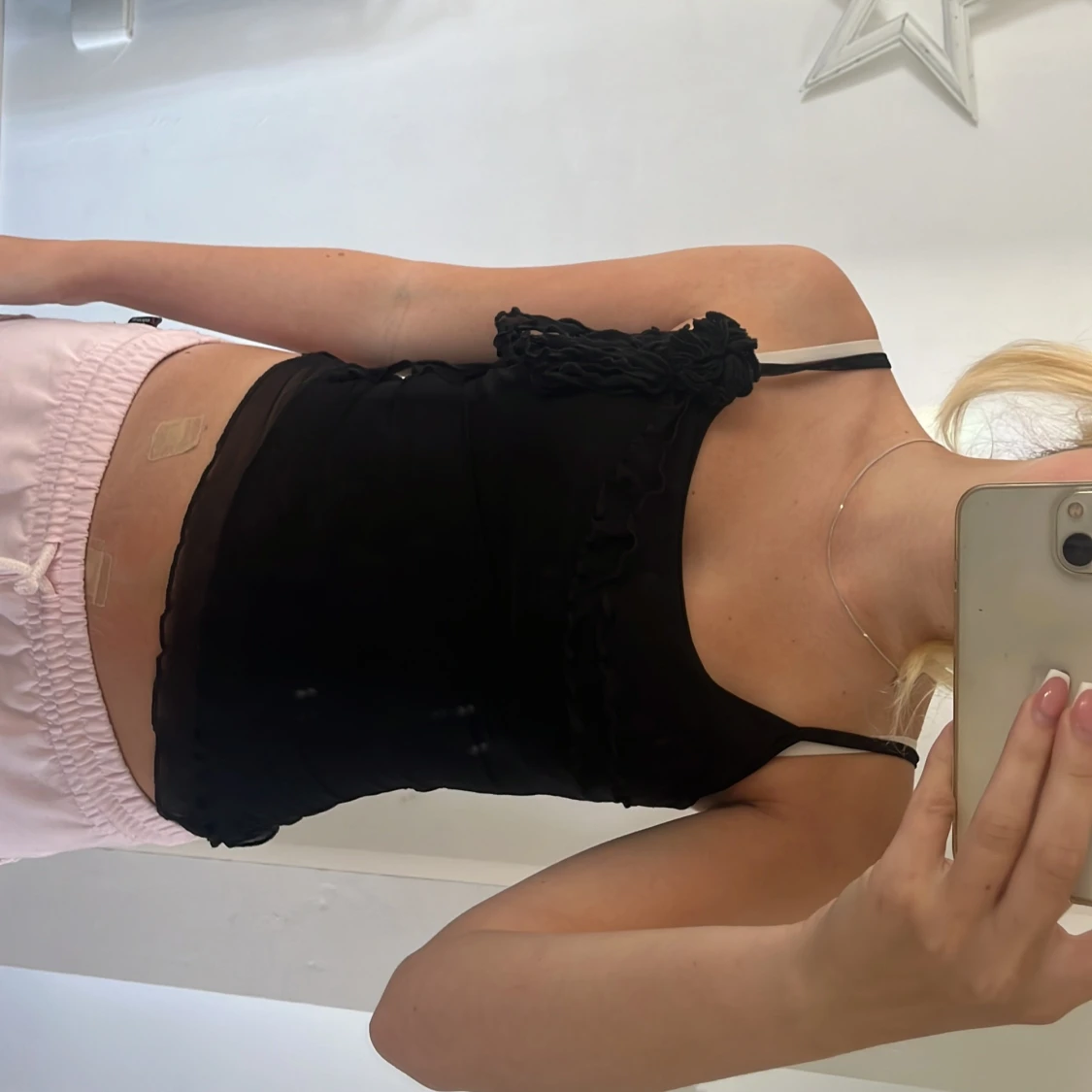 Svart linnetopp med volangdetaljer - 1