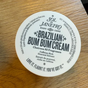 Sol de Janeiro Brazilian Bum Bum Cream - Bum Bum Cream med Cheirosa 62-doft från Sol de Janeiro. Kommer i en rund, gul plastburk med vitt lock. Innehåller guaranáextrakt och koffein för en mjuk och återfuktad hud. Lätt krämig konsistens och tropisk doft som känns lyxig och fräsch. I princip ny!