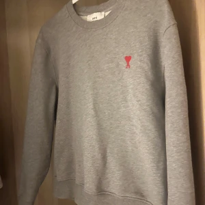 Grå sweatshirt från Ami  - Säljer denna stilrena gråa tröjan från ami🤩. Tänkte sälja den pågrund av storleken är för liten. Köpte denna för 3000+ och säljer den nu för 950kr! Det är en storlek S och passar 166-174 ungefär. Passar XS bra också.               Hör av er vid minsta fundering😁