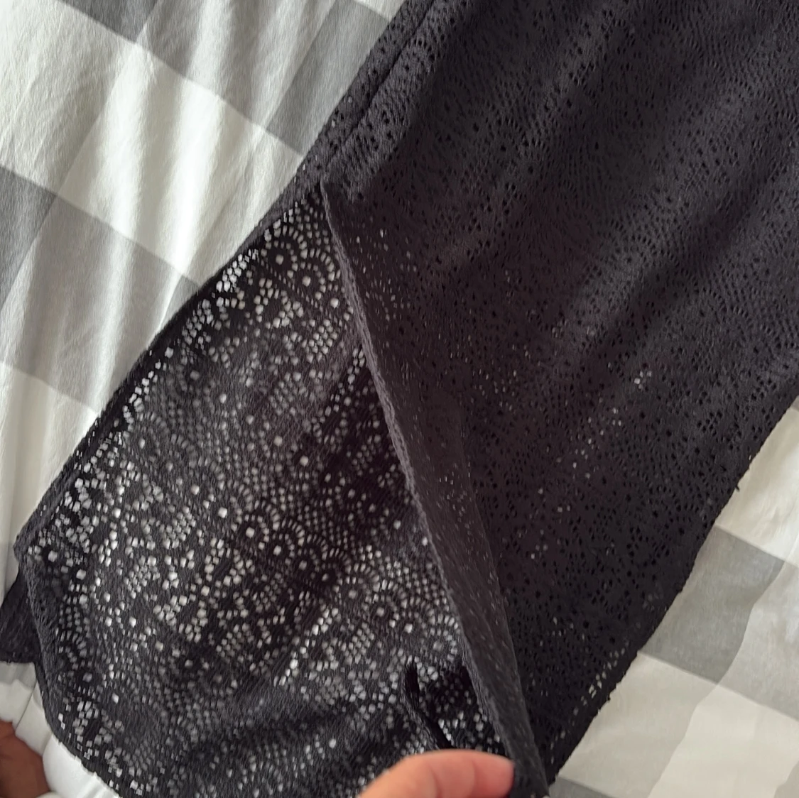 Svart spetsklänning med halterneck - 2