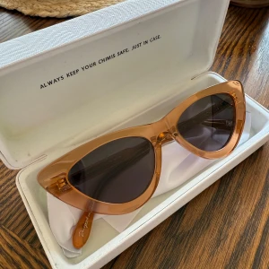 Chimi cat eye solglasögon 06 - Superfina solglasögon från Chimi i modellen #006 ☀️. Färgen heter Peach🧡. Aldrig använda! Kommer med fodral och duk!🥰