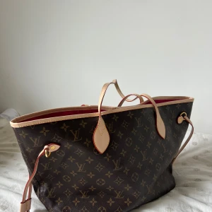 Trendig brun väska  - Super snygg väska som inte kommer till användning! Banden har gått sönder lite men ingen super synligt! Den har tydlig visning på andvändning men har fortfarande mycket kvar att ge! Säljer därför så billigt!