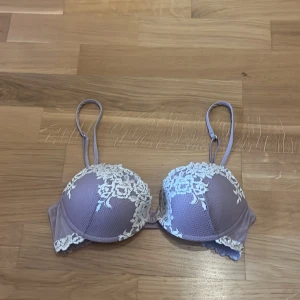 Lila Intimissimi bh  - Lila bh från Intimissimi som är i fint skick. Köpte den förra sommaren men har endast använt ett fåtal gånger. 